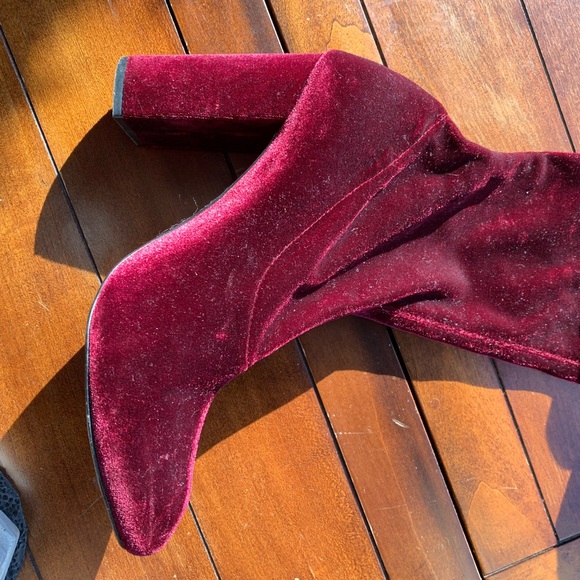 Fall 2025 colour trend 

Zara women over the knee boot : maroon/ burgundy - Picture 8 of 8